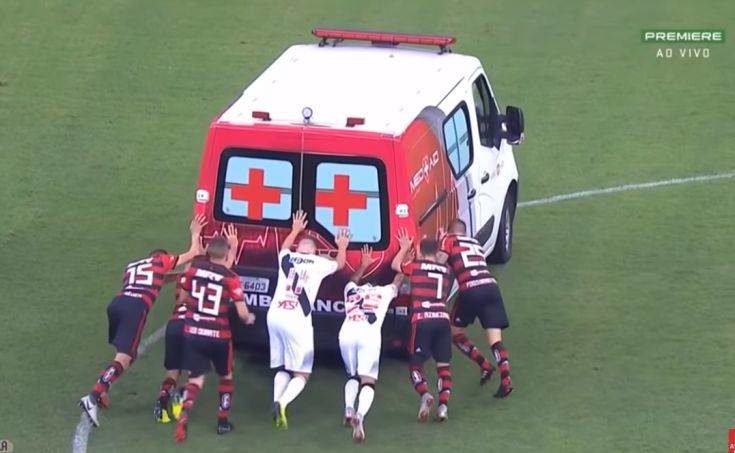 Παίκτες στη Βραζιλία σπρώχνουν ασθενοφόρο για να ξεκινήσει