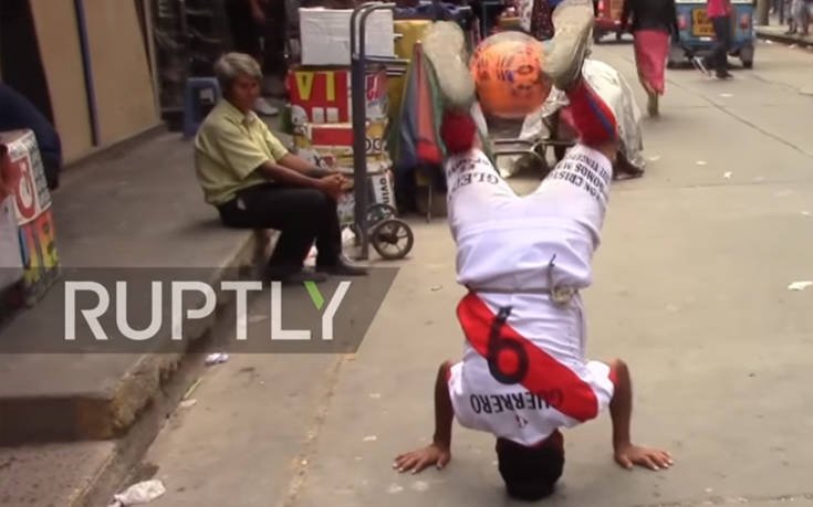 Ένας 85χρονος στο Περού «παραδίδει» μαθήματα football freestyle