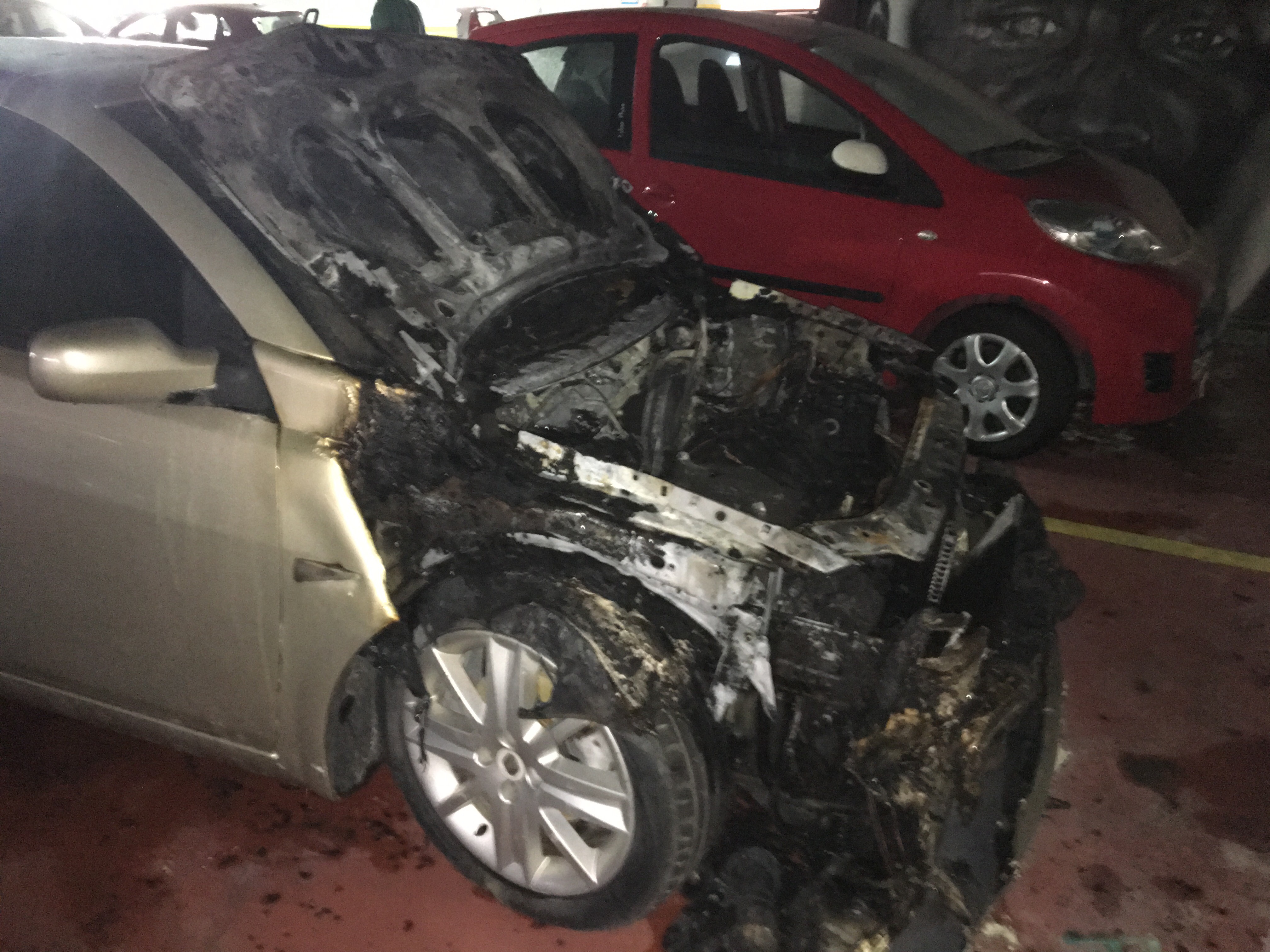Αμάξι πήρε φωτιά μέσα στο πάρκινγκ του δήμου Χανίων (φωτο)