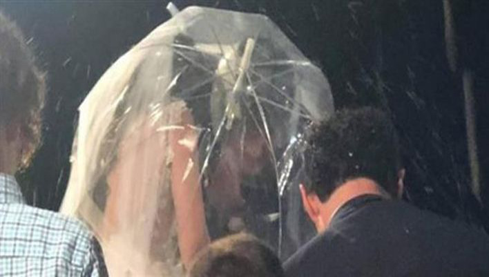 Γαμπρός πήγε στην εκκλησία με κράνος και νύφη με ομπρέλα, χωρίς να βρέχει