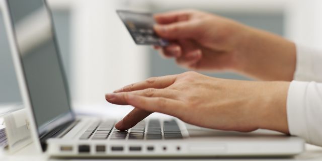 Το 65% των Ελλήνων αγοράζει online με κίνητρο το χαμηλότερο κόστος