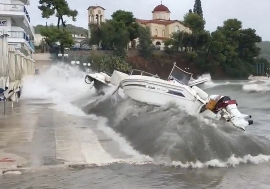 Τα μανιασμένα κύματα έβγαλαν τα σκάφη στη στεριά (βίντεο)