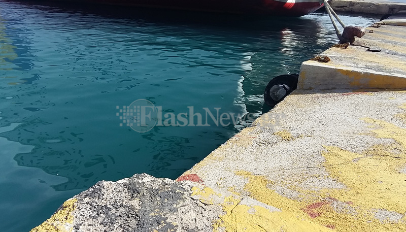 Αυτοκίνητο έκανε βουτιά μέσα στο λιμάνι της Σούδας! (φωτο)