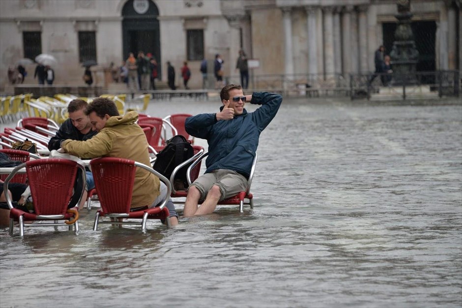 Η Βενετία πλημμύρισε αλλά οι…πιτσαρίες λειτουργούν κανονικά (βίντεο)
