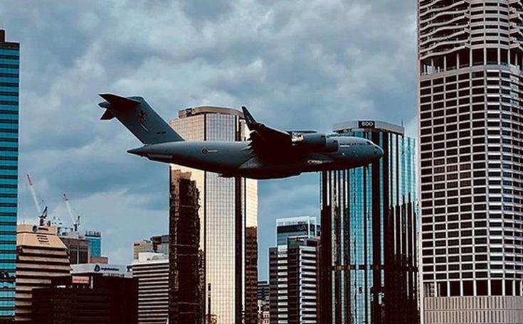 Boeing C-17 πετά ανάμεσα σε ουρανοξύστες και προκαλεί δέος (βίντεο)