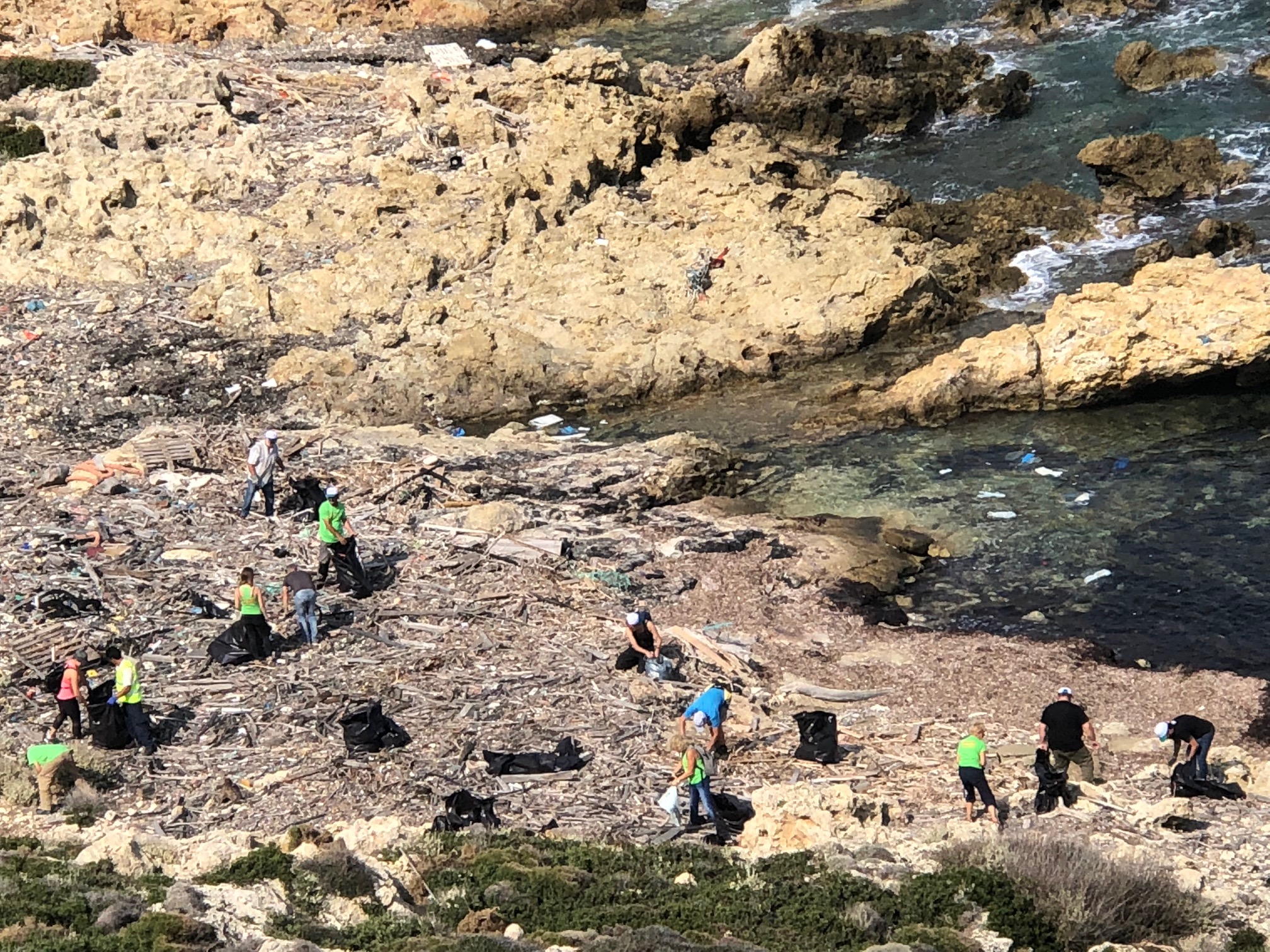 Καθάρισαν εθελοντικά την παραλία των Αφράτων στον δήμο Πλατανιά