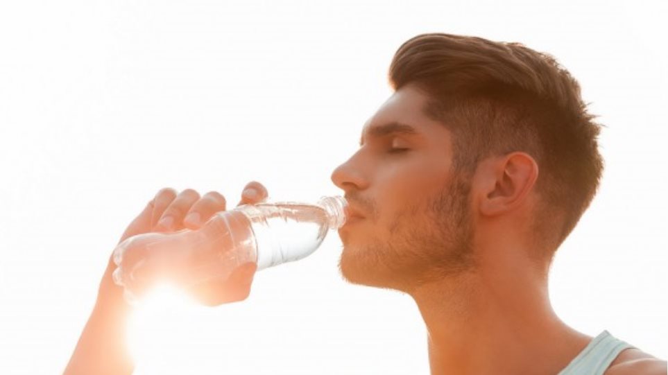 Τρία σημάδια που δείχνουν ότι πρέπει να πίνετε περισσότερο νερό