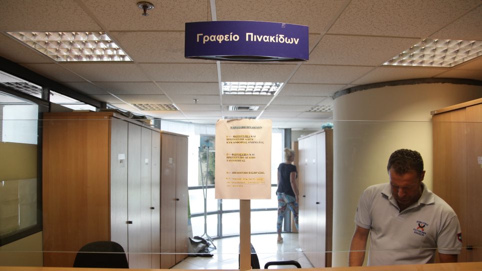 Η αφαίρεση πινακίδων από την Τροχαία δεν είναι «δεσμευτική» λέει η ΑΑΔΕ