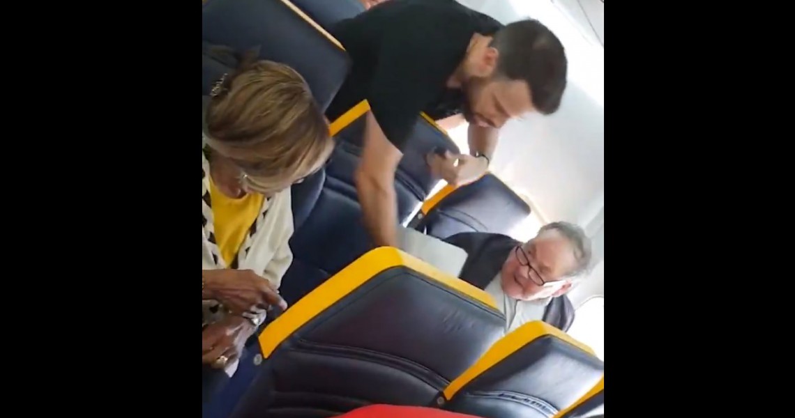 Ρατσιστική επίθεση σε αεροπλάνο – Άνδρας επιτέθηκε σε ηλικιωμένη γυναίκα
