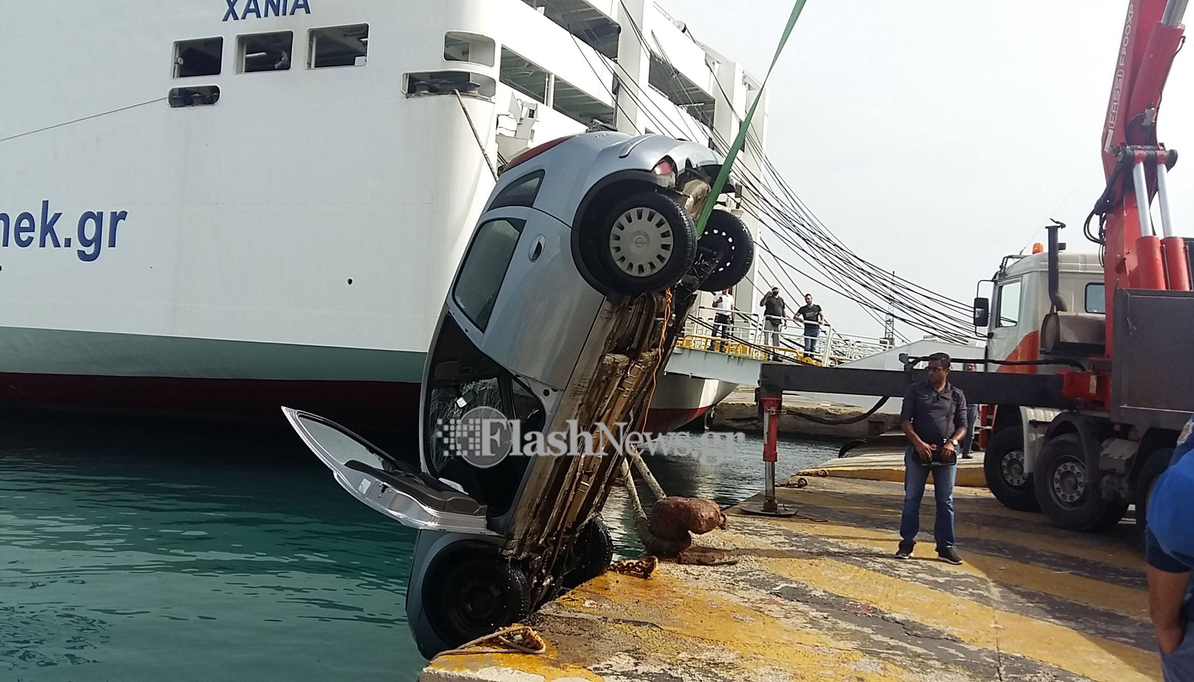 Βίντεο: Ανελκύθηκε το αυτοκίνητο που έκανε βουτιά στο λιμάνι της Σούδας