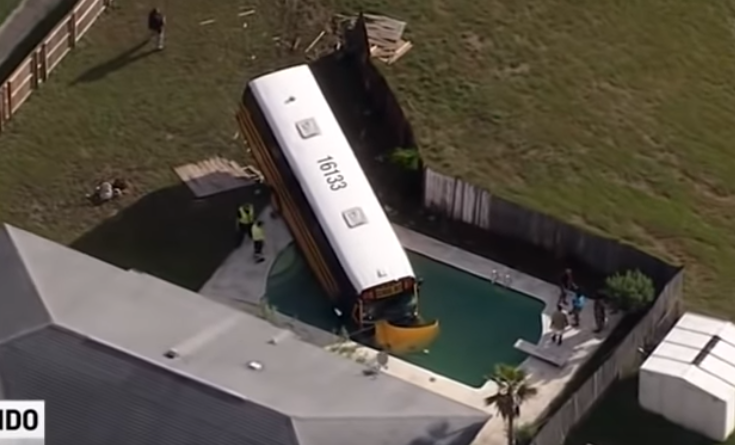 Πώς ένα σχολικό λεωφορείο κατέληξε μέσα σε πισίνα (βίντεο)