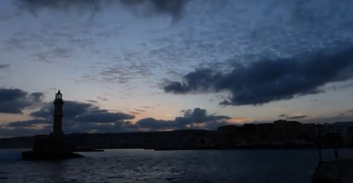 Εντυπωσιακό το λιμάνι των Χανίων τα ξημερώματα (βιντεο)
