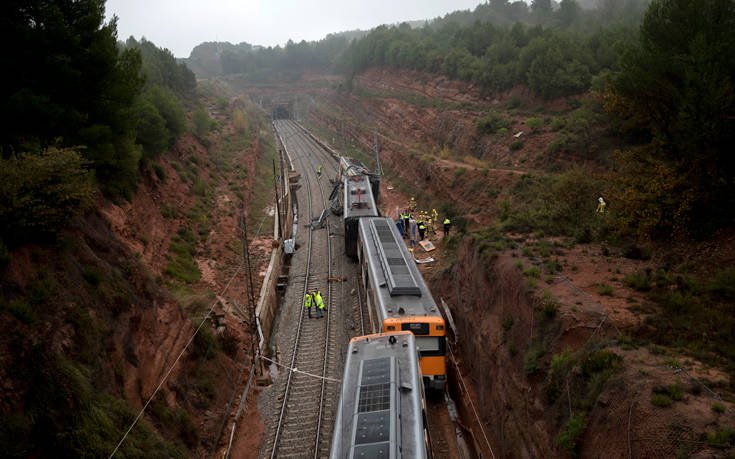 Πέντε άτομα σε σοβαρή κατάσταση από τον εκτροχιασμό τρένου στη Βαρκελώνη