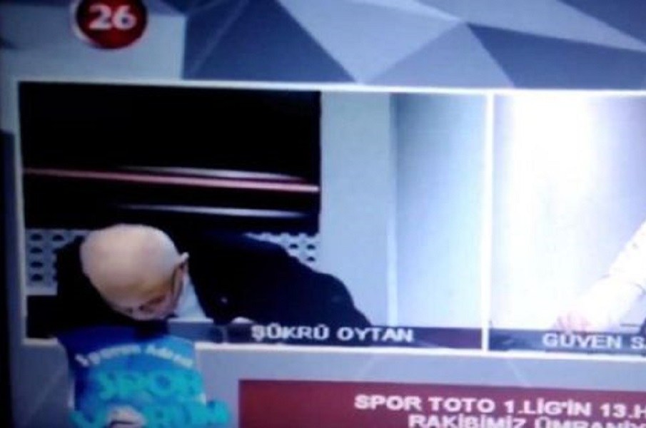 Η στιγμή που τούρκος παρουσιαστής παθαίνει καρδιακή προσβολή on air