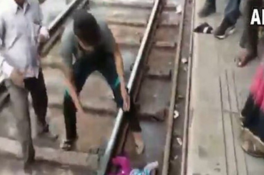 Τρομακτικό βίντεο – Τρένο περνά πάνω από κοριτσάκι ενός έτους