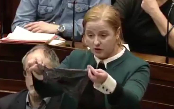 Βουλευτής έβγαλε δαντελένιο εσώρουχο από το μανίκι της μέσα στη Βουλή