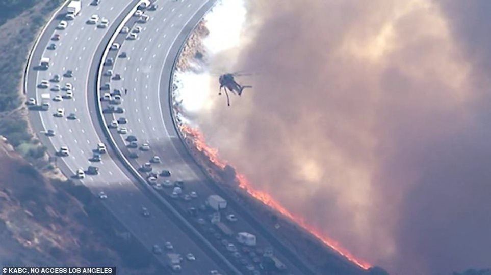 Βίντεο στην Καλιφόρνια: Ελικόπτερα επιχειρούν μέσα στις φλόγες