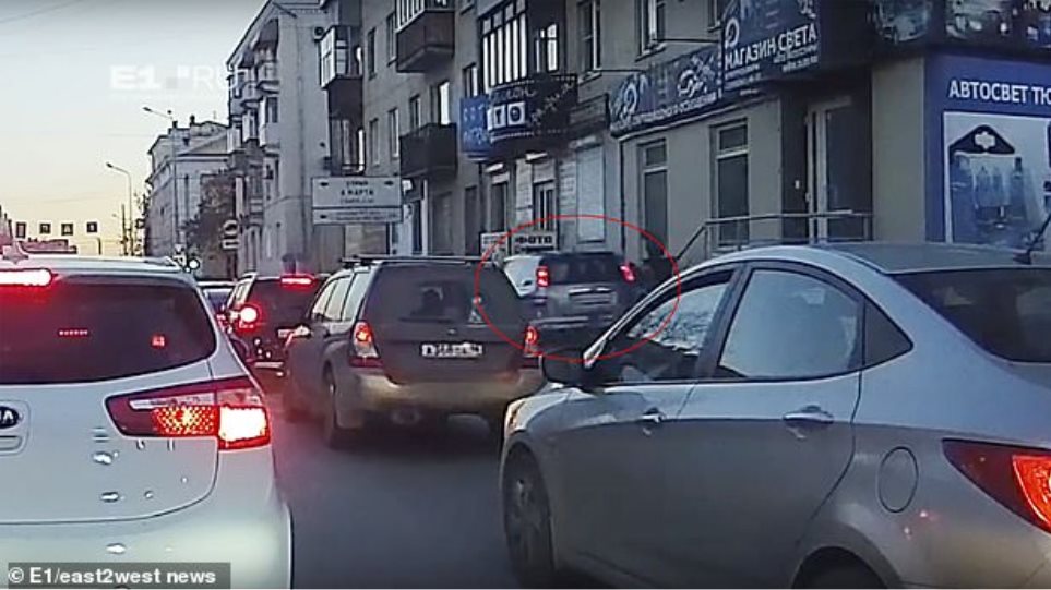Αυτοκίνητο σαρώνει πεζούς στη Ρωσία – Σε κώμα ένα παιδί δύο ετών (βίντεο)