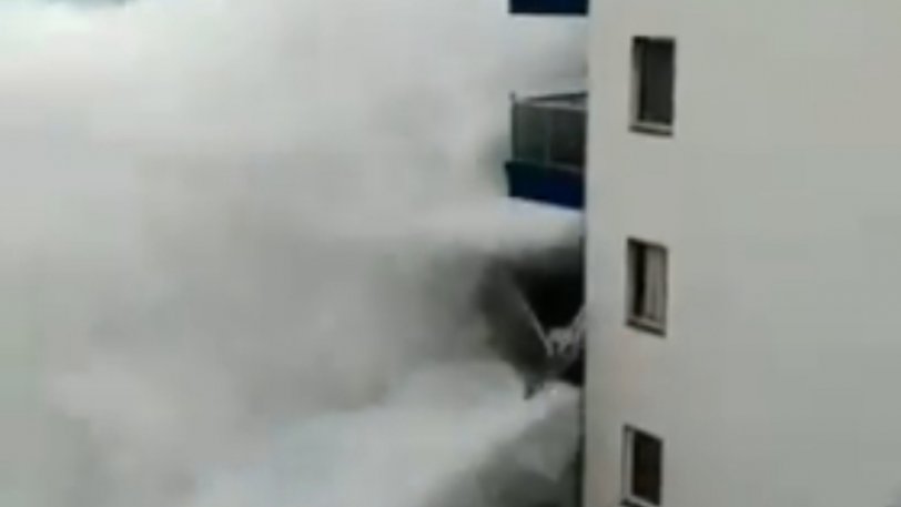 Γιγαντιαίο κύμα διέλυσε μπαλκόνι ξενοδοχείου κι έσπειρε τον πανικό (βίντεο)