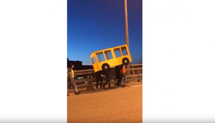 Ντύθηκαν… λεωφορείο για να διασχίσουν γέφυρα μόνο για οχήματα