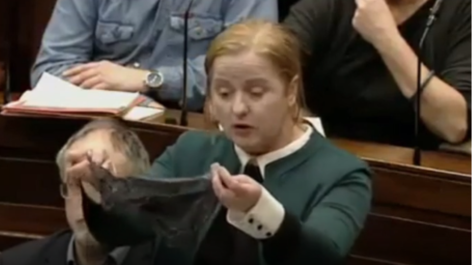 Ιρλανδία: Βουλευτής έδειξε το εσώρουχό της στη Βουλή