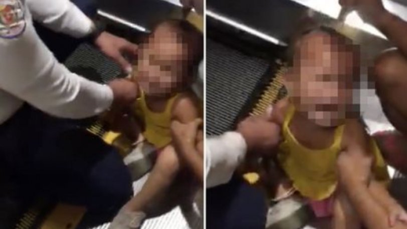 Κοριτσάκι σκόνταψε και παγιδεύτηκε σε κυλιόμενες σκάλες (βίντεο)