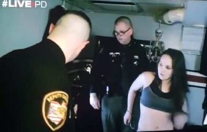 Γυναίκα συνελήφθη ζωντανά στην τηλεόραση, ενώ από πίσω έπαιζε πορνό