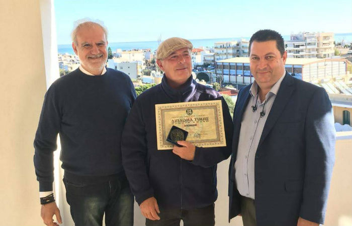 Βραβεύτηκε φανατικός φίλος της Κρήτης και εθελοντής πεταλωτής γαϊδουριών