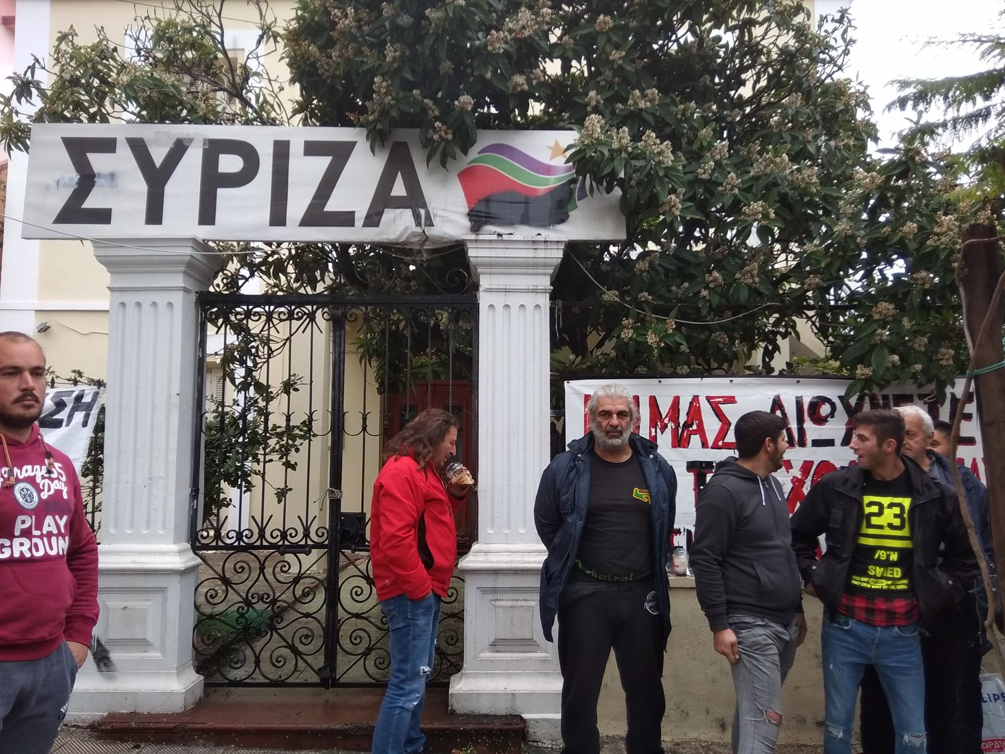 Κατάληψη στα γραφεία του ΣΥΡΙΖΑ Χανίων από μαθητές νυχτερινού ΕΠΑΛ Πλατανιά