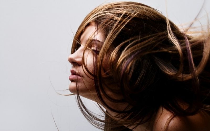 Λιπαρά μαλλιά: Η απλή λύση που δεν σας περνά από το μυαλό