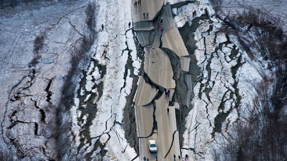 Αλάσκα: Εικόνες απόλυτης καταστροφής μετά τα 7,2 Ρίχτερ