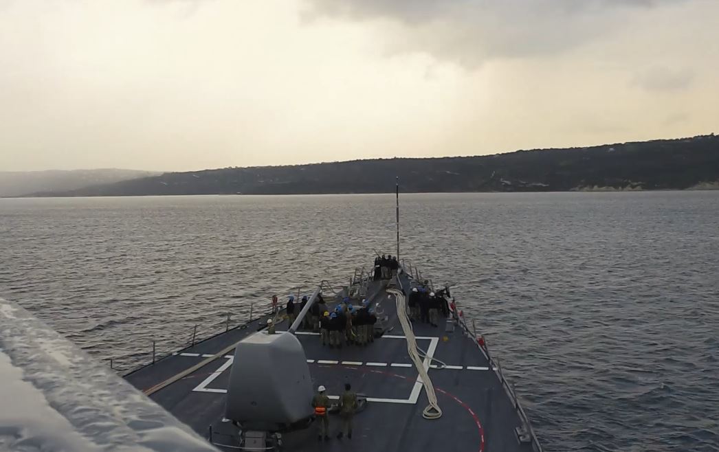 Η στιγμή που δένει στη Σούδα το αντιτορπιλικό USS Donald Cook (βίντεο)