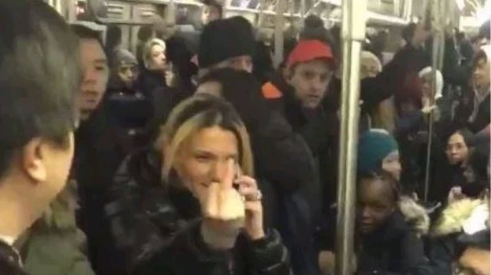 Ρατσιστική επίθεση σε μετρό – Επιτέθηκε σε Ασιάτισσα με την ομπρέλα της