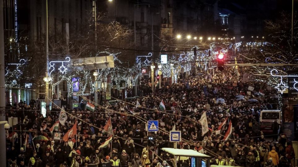 «Βράζει» η Ουγγαρία:Χιλιάδες κατά του εργατικού νόμου που θεσπίζει ο Ορμπάν