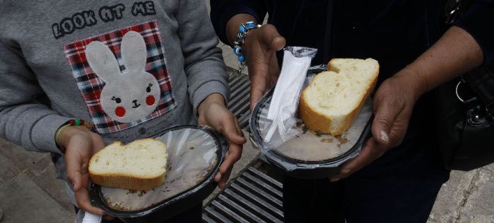 DW: Η κρίση αφήνει τους Ελληνες να πεινάνε και τα παιδιά υποσιτισμένα