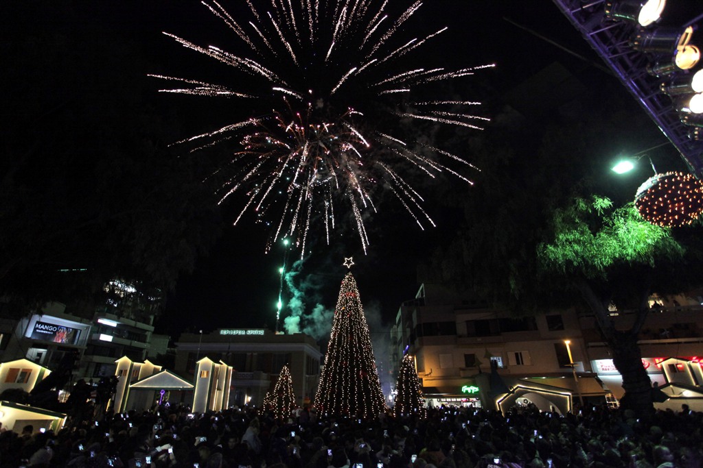 Έτοιμο το Χριστουγεννιάτικο Δέντρο στο Ηράκλειο – Εικόνες απ’τη φωταγώγηση