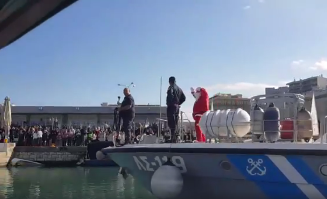 Με σκάφος της δίωξης τα δώρα στα παιδιά των λιμενικών στο Ηράκλειο (βίντεο)