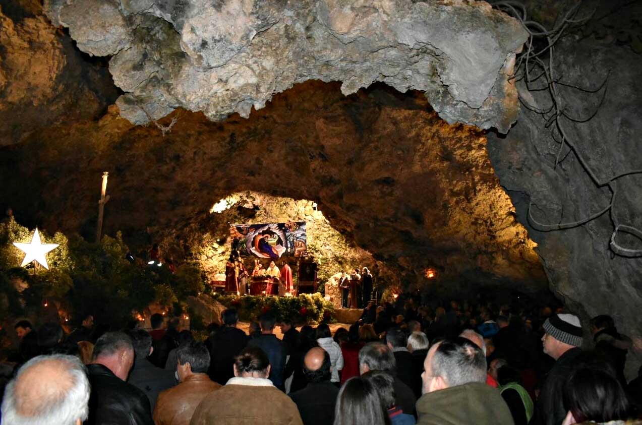 Χριστουγεννιάτικη Νυκτερινή Θ. Λειτουργία στο σπήλαιο της Μαραθοκεφάλας