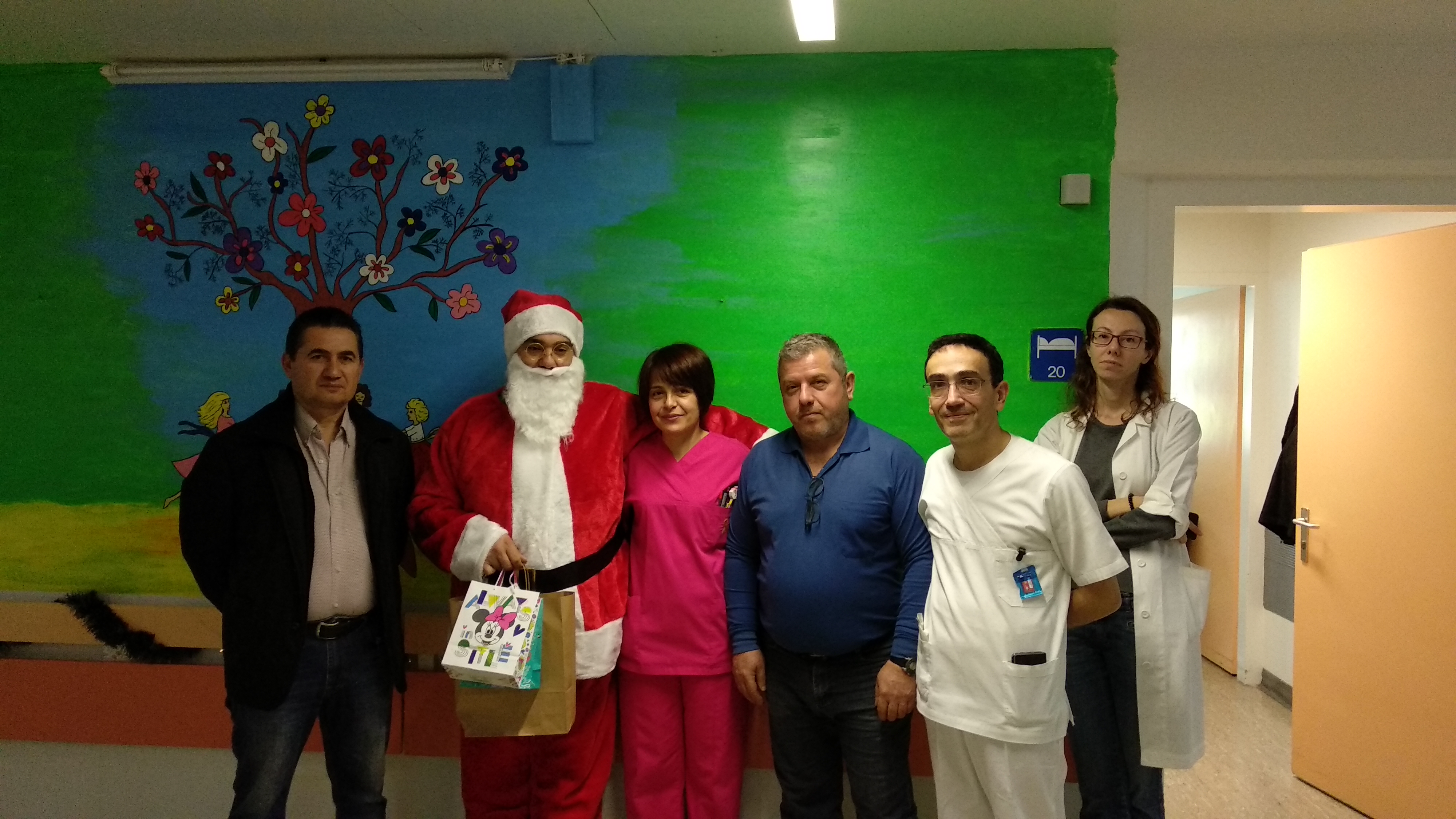 Ο Άγιος Βασίλης πήγε στα παιδιά που νοσηλεύονται στο ΠΑΓΝΗ