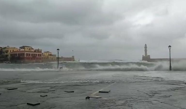 Κύματα στο ενετικό λιμάνι Χανίων: Ήμουν νιος και γέρασα