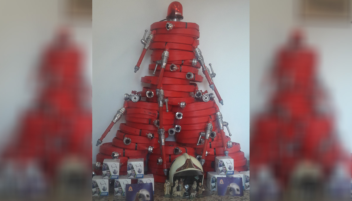 Ιδιαίτερο φέτος το χριστουγεννιάτικο δέντρο της Πυροσβεστικής Κισσάμου