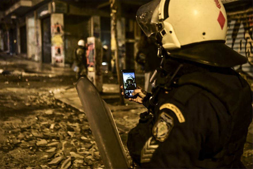 Απίστευτη φωτο: Η selfie αστυνομικού των ΜΑΤ στα αποκαΐδια των επεισοδίων