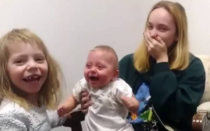 Το πιο γλυκό βίντεο με βρέφος που ξεσπάει σε γέλια – Δείτε γιατί (βίντεο)