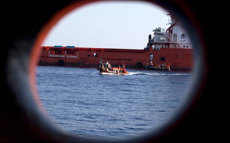 «SOS» από πλοιάριο με 100 μετανάστες ανοιχτά της Λιβύης