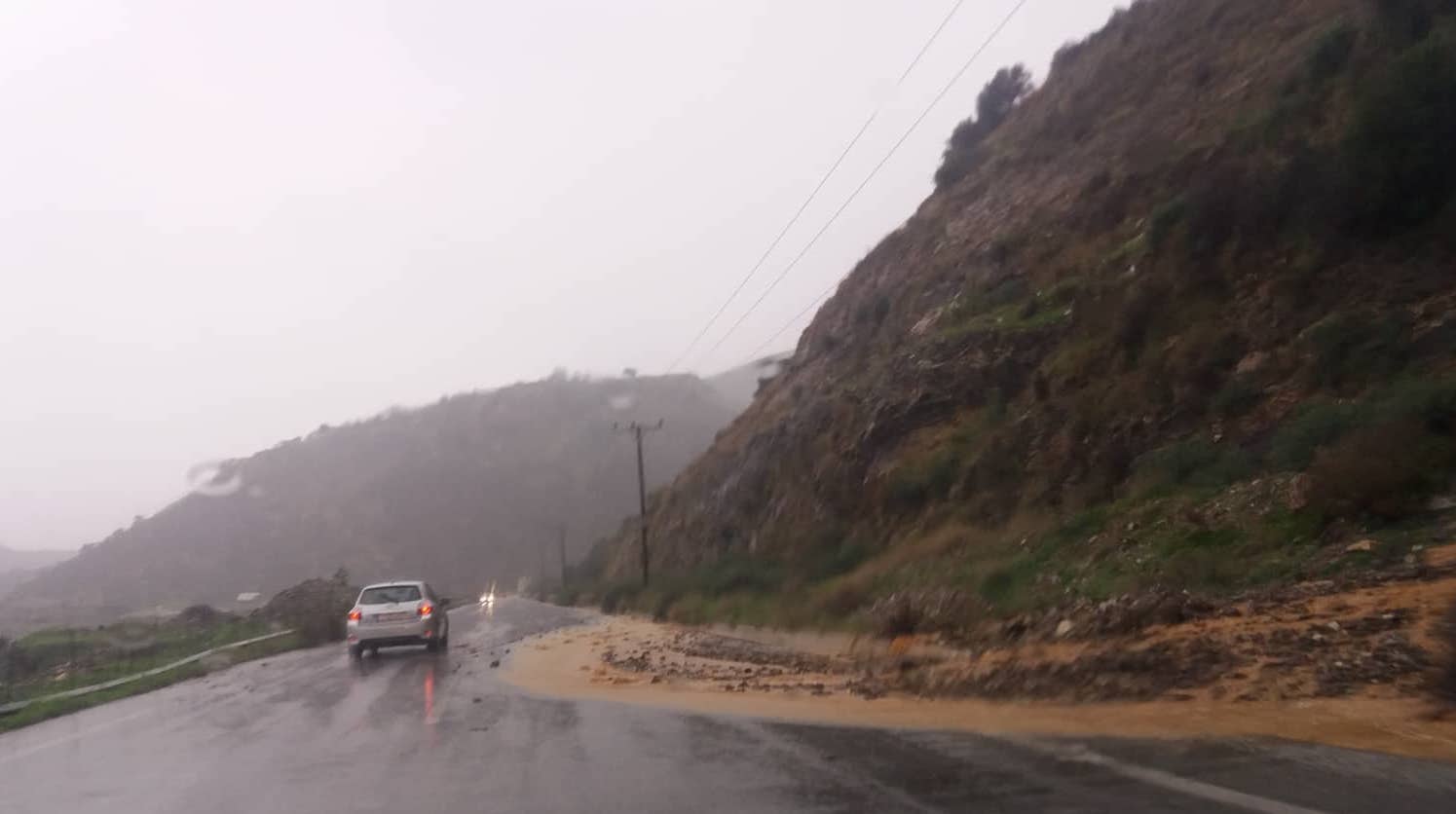 Πλημμύρισε η εθνική οδός στο ύψος του Ταυρωνίτη (φωτο+βιντεο)