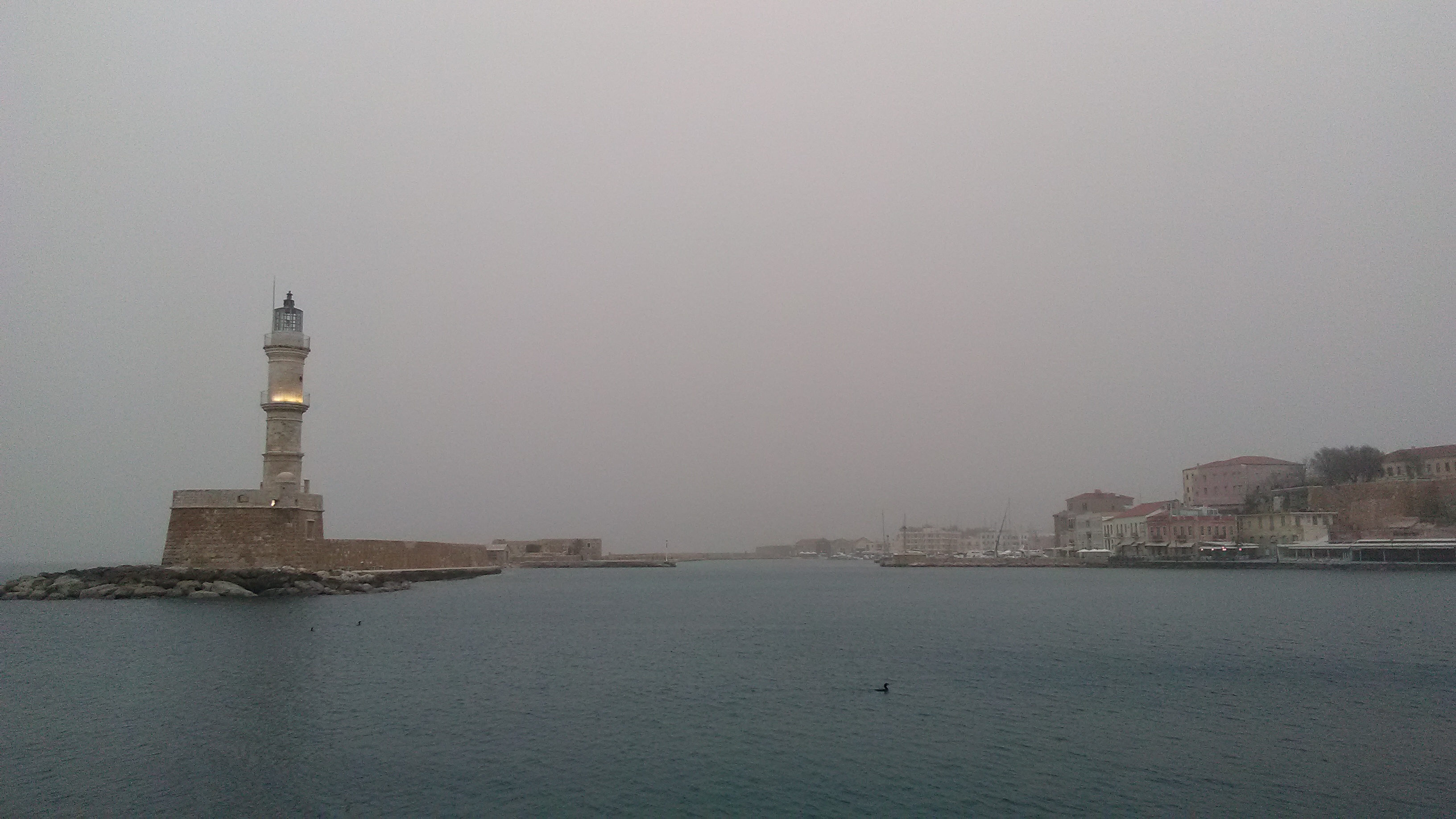 Τοπίο στην… κόκκινη ομίχλη στην Κρήτη (φωτο)