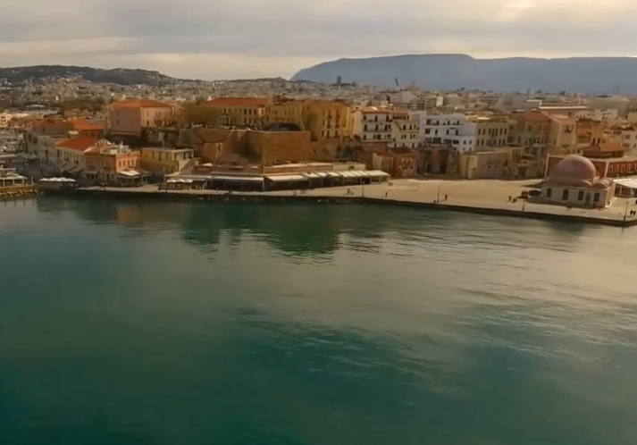 Υπέροχες εικόνες από το λιμάνι των Χανίων με drone (βιντεο)