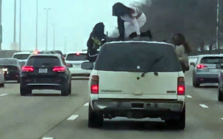 Δύο γυναίκες κάνουν twerking στην οροφή οχήματος σε αυτοκινητόδρομο