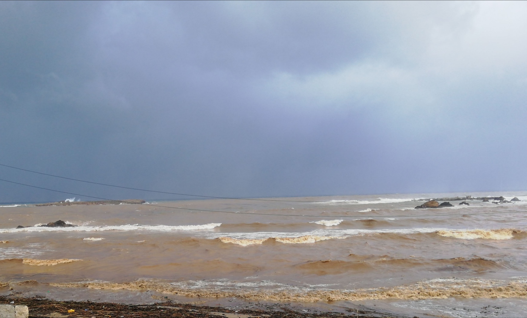 Γέμισε σκουπίδια η θάλασσα της Νέας χώρας μετά τις έντονες βροχές (φωτο)