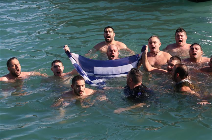 Έπεσαν στην θάλασσα με την ελληνική σημαία για να πιάσουν το σταυρό (φωτο)